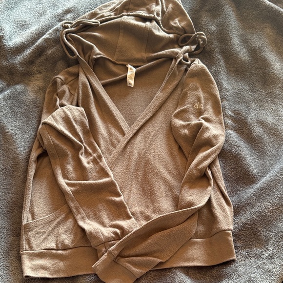 ALO Yoga Women's Tan V-Neck Wrap Sweater hoodie - Picture 1 of 7